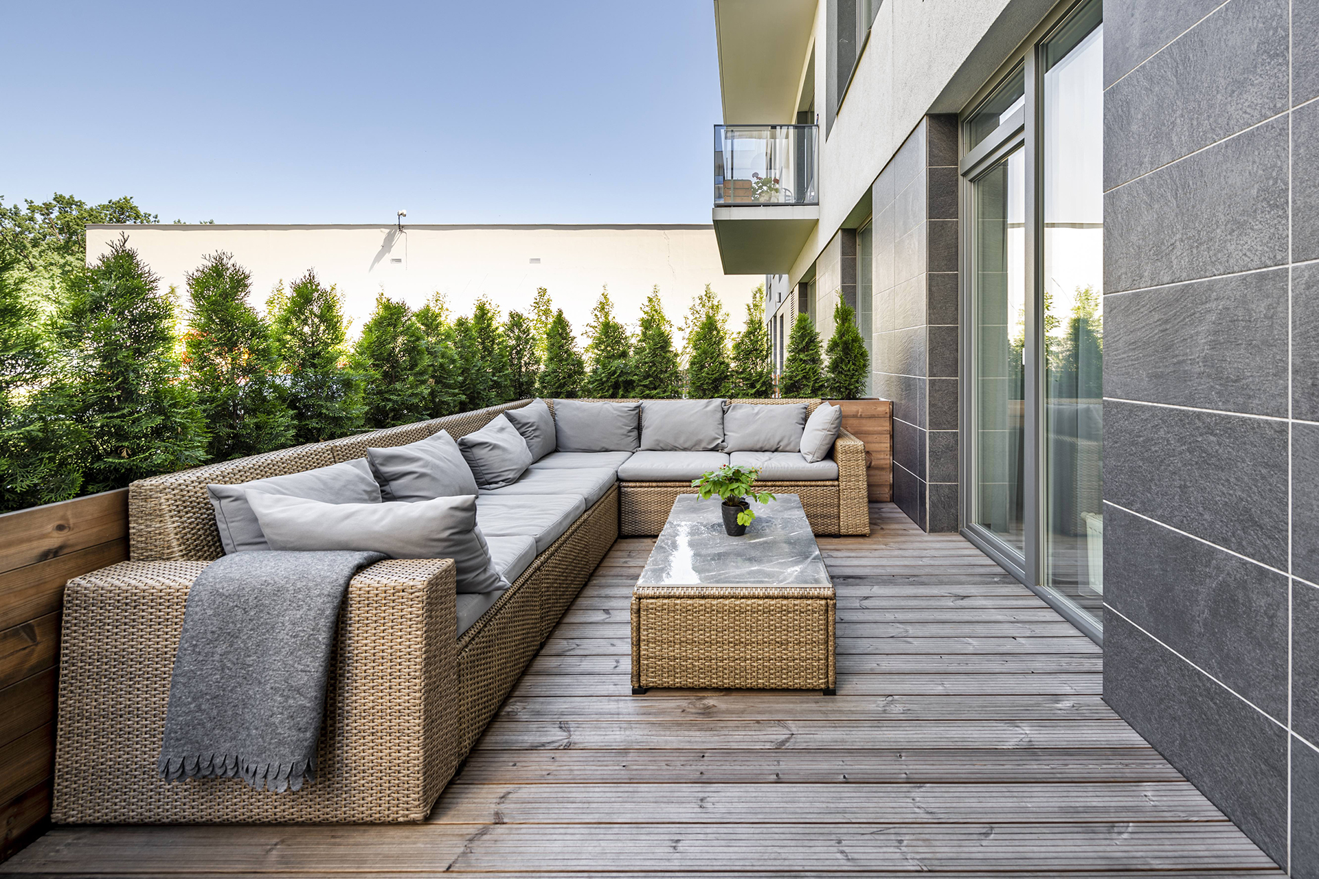 Deski tarasowe z sosny impregnowanej vs. deski z thermo sosny