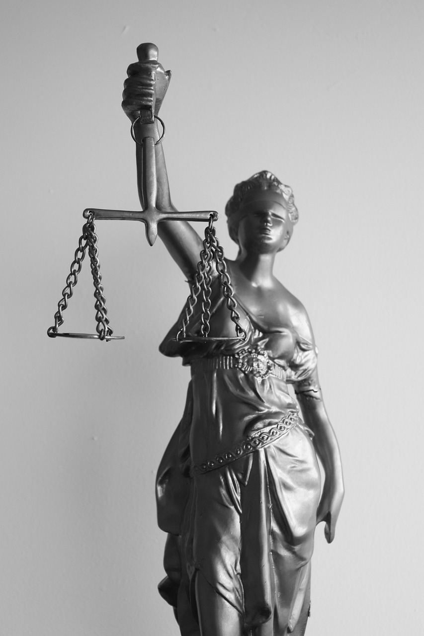 Porada u Adwokata lokalnie czy online? Co wybierają Polacy?