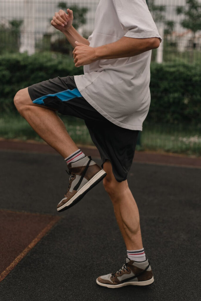 Koszulka sportowa – jak wybrać model, który wspiera Twoją aktywność?